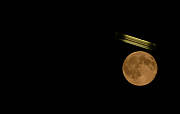 modrý mesiac s meteoritom