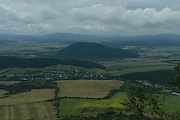  Šarišský vrch (570,1 m n. m.) - pohľad z Lysej Stráže, v popredí obec Gregorovce, mesto Veľký Šariš, obec Malý Šariš, Šarišské Michaľany, v pozadí pohorie Branisko, Šarišská vrchovina a i.