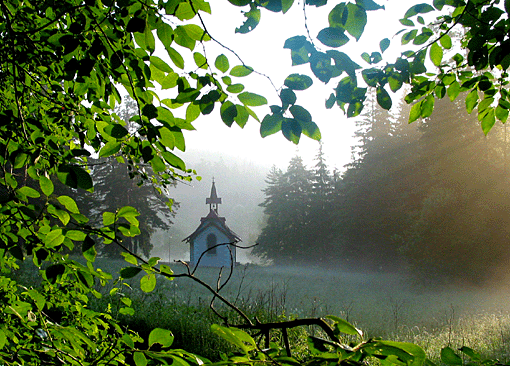 lúka s kaplnkou