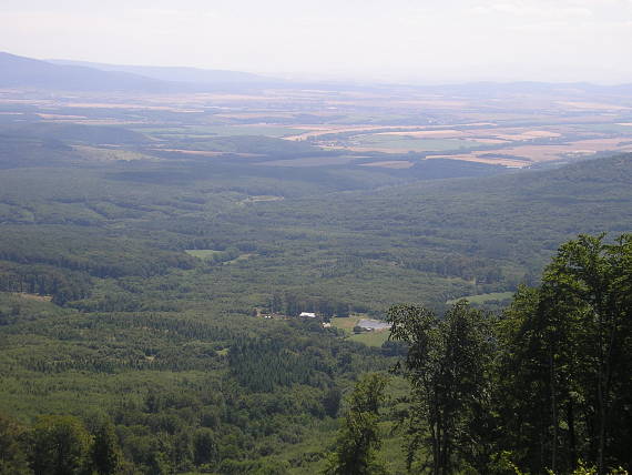 pohľad z Veľkého Tríbeča na zlatomoravecko, v popredí chata PUZ