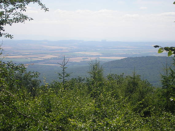 pohľad na zlatomoravecko, v pozadí Mochovce