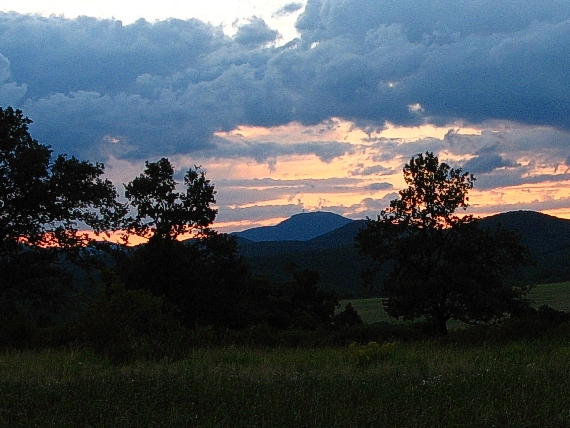 večer nad Sitnom v letnom slnovrate