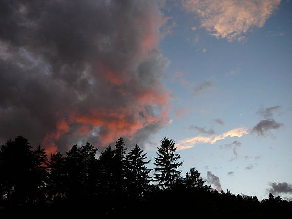 predjánsky večer nad dedinkou Medné