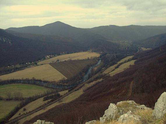 údolie Hornádu. V pozadí Tlstá (Sopotnické vrchy)