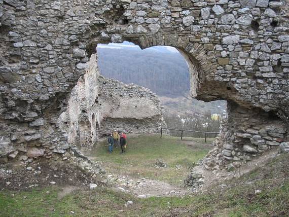 časti hradu Brekov