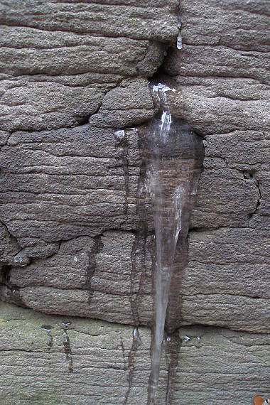 vytryskla voda z kameňa