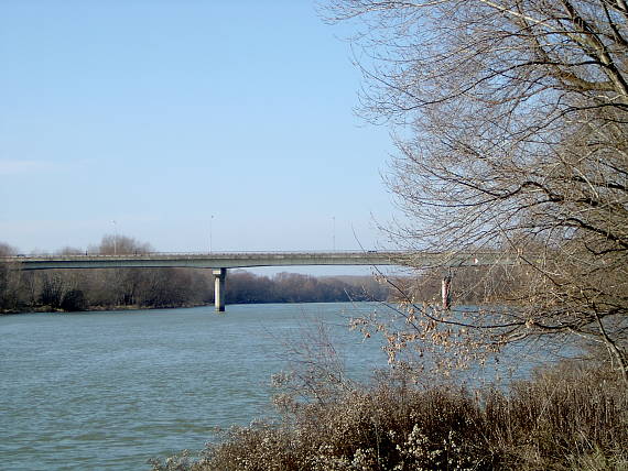 most cez rieku Váh