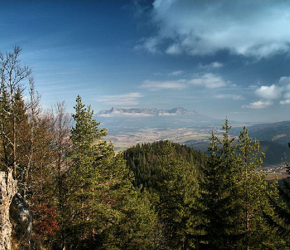 pohľad na Tatranskú kotlinu a Vysoké Tatry