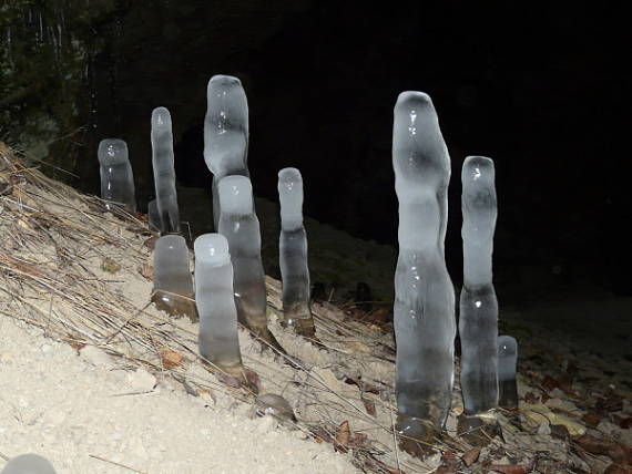 ľadové stalagmity