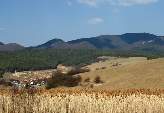 dedinka v údolí