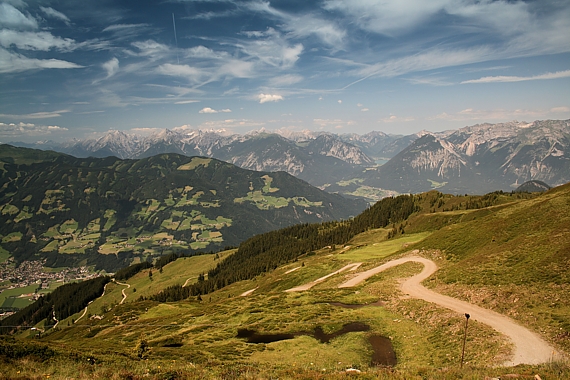 pohľad do údolia Zillertal - vpravo dolu, v pozadí jazero Zell am See