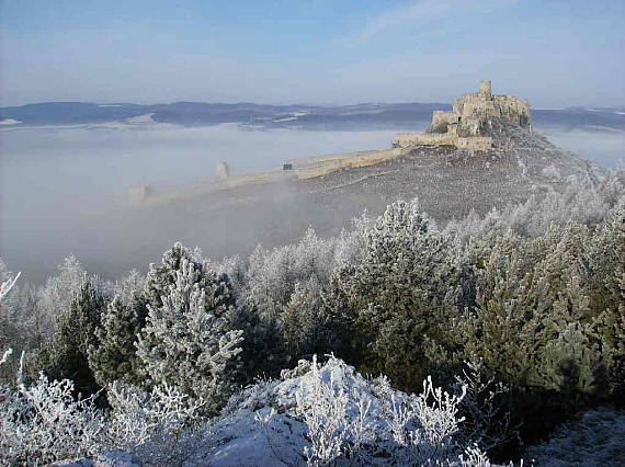 spišský hrad v  zajatí hmly