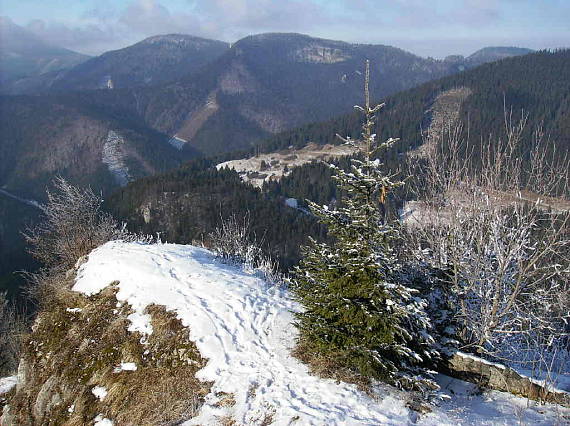 pohľad z Liptovského hradu na Chočské vrchy