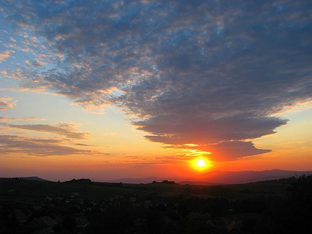 západ Slnka nad Veľkým Tríbečom