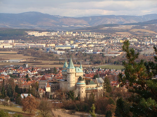 pohľad na Bojnice a Prievidzu v pozadí pohorie Žiar...