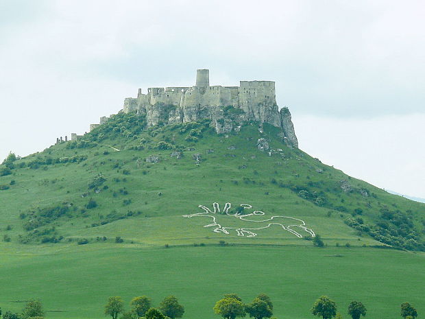 Nezvyklý pohľad na Spišský hrad z parku