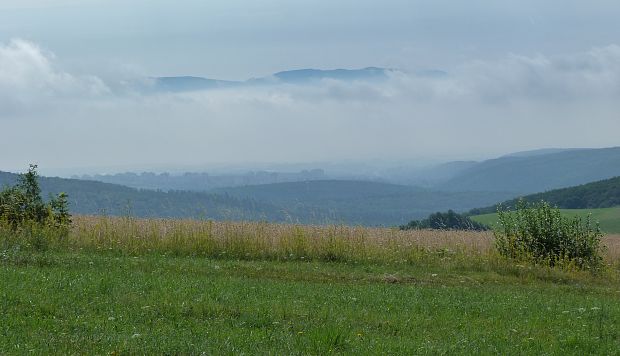 mesto Ke ešte zahalené hmlou a na pozadí Slanské pohorie, hranice s HU