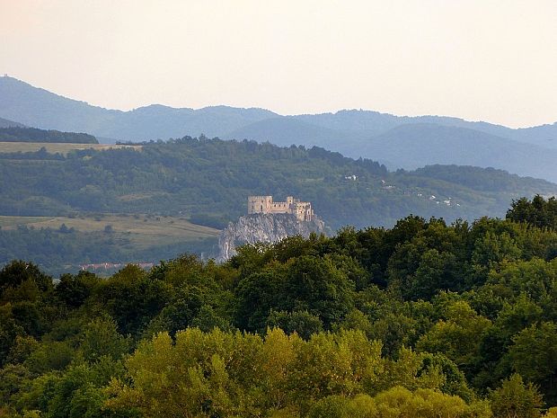 Beckovský hrad - pohľad z melčickej doliny