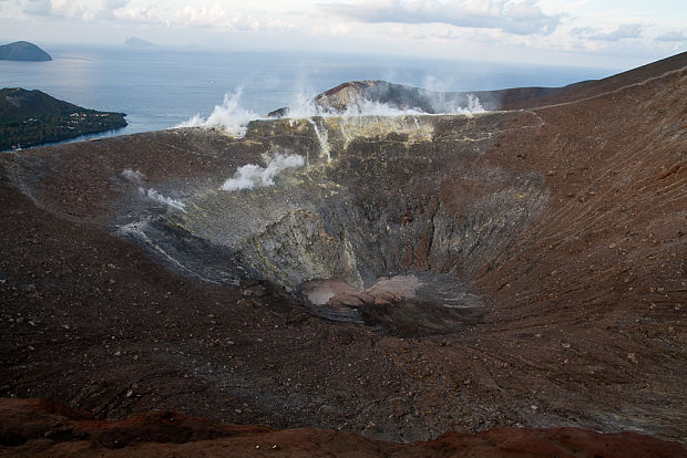 grand Cratere s aktívnymi fumarolami.