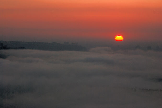 Východ slnka nad Bratislavou.