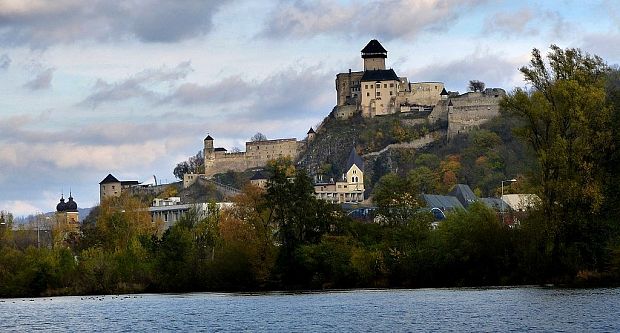 Trenčiansky hrad - pohľad spoza Váhu