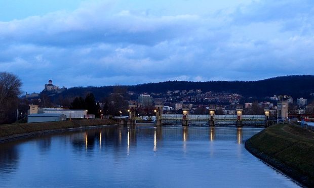 Trenčín - podvečerný pohľad na stavidlá