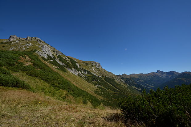 červené vrchy v pozadí Svinica