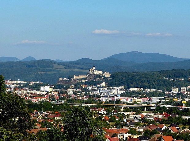 Trenčiansky hrad - pohľad zo záblatských lúk