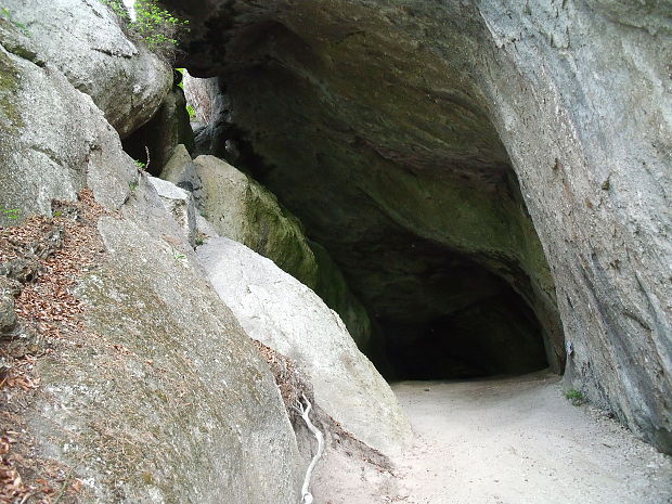 Jaskyňa Sarkania diera.