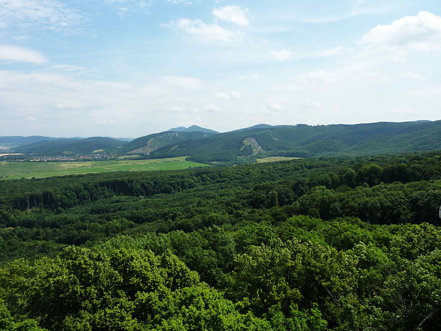 Malé Karpaty a Plavecký Mikuláš zo zrúcaniny Plaveckého hradu