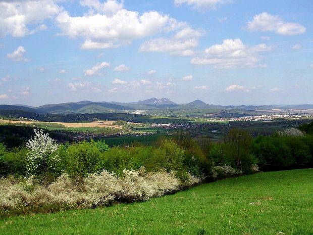 Vršatské bradlá - pohľad sponad Skalky nad Váhom