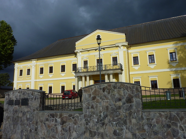 kaštieľ - alebo"Čerti sa ženia" Snina