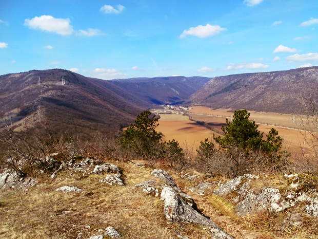 Pohľad na Háj z Turnianskeho hradu