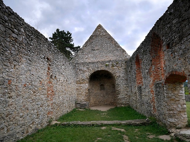 Haluzice - ruiny románskeho kostolíka
