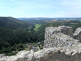  Pohľad z Čachtického hradu na dedinku Višňové