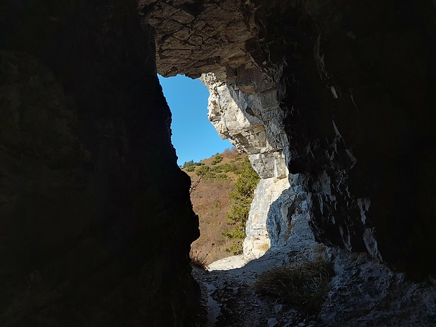 okno v Škútovej komore v Okrúhlej skale Šípska Fatra