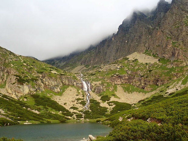 Velické pleso s vodopádam