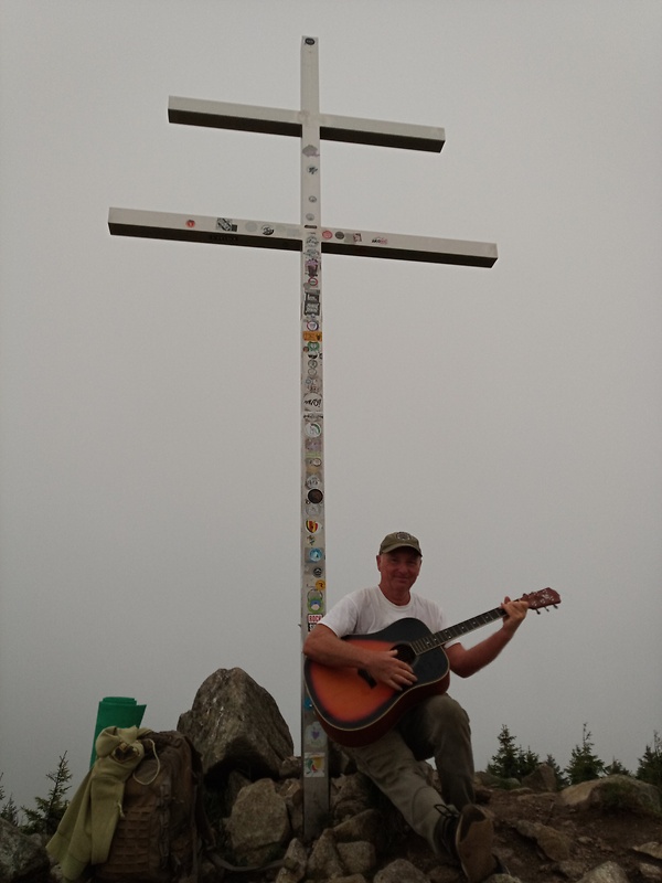 vrchol Minčol 1364 m.n.m. s gitárkou