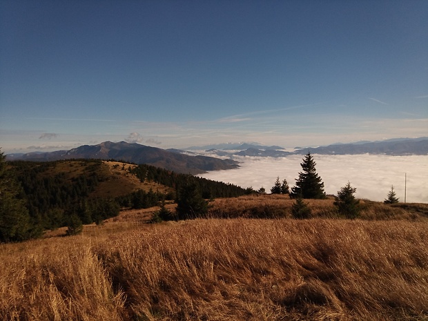 NP Kriváňska Malá Fatra a Turiec v hmle z vrchu Minčol 1364 m.n.m.