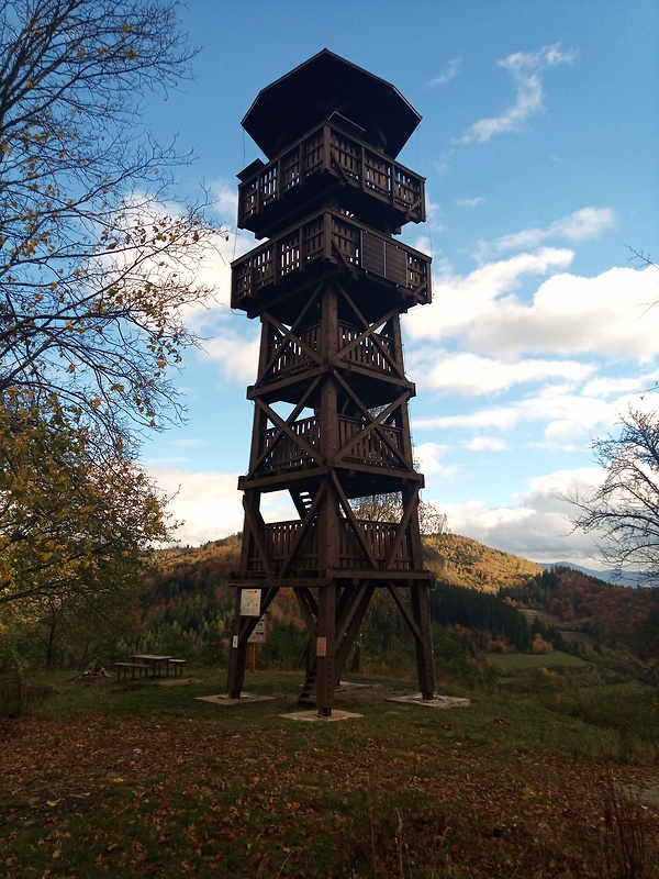 rozhľadňa Malý vrch 480 m.n.m. nad obcou Divinka