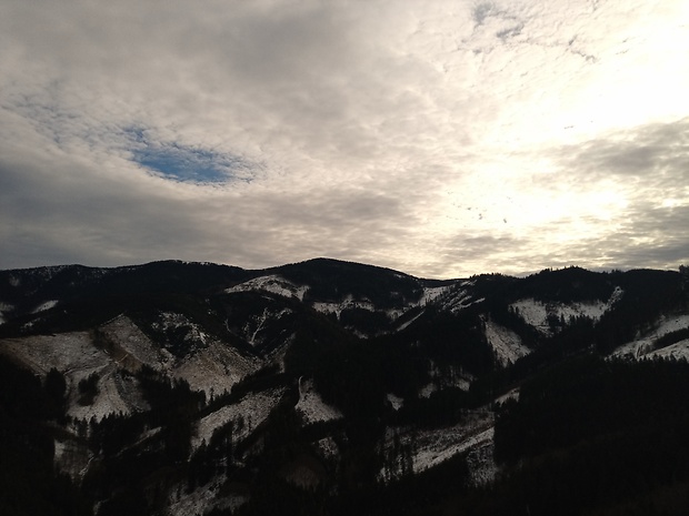 vrchy Úplaz 1301 m.n.m., Malý Minčol 1330 m.n.m. a Minčol 1364 m.n.m. z Goleštanu