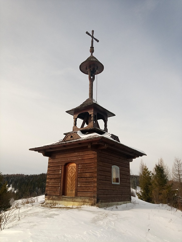 pod vrchom Zlieň 765 m.n.m. zvonica nad Lutišami