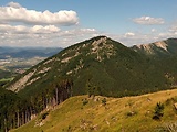 vrch Hoblík 934 m.n.m. z Dolnej rovne a vpravo vrch Polom 1010 m.n.m.