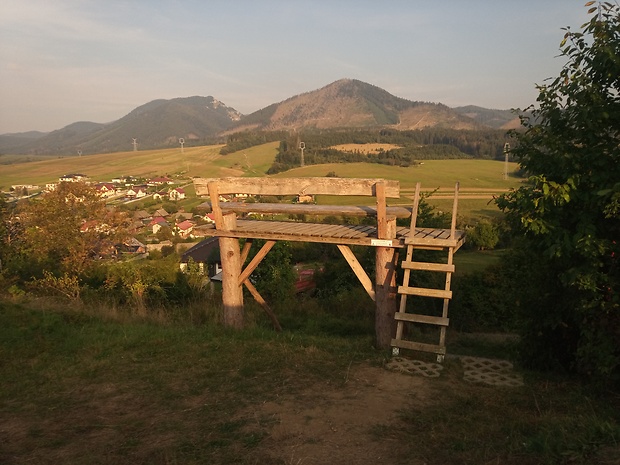 Stránske - obria lavička s výhľadom na Kozol 1119 m.n.m. a Žiar 1029 m.n.m.