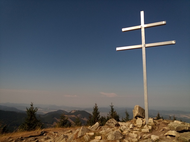 vrch Minčol 1364 m.n.m. a vľavo od kríža NPR Kozol