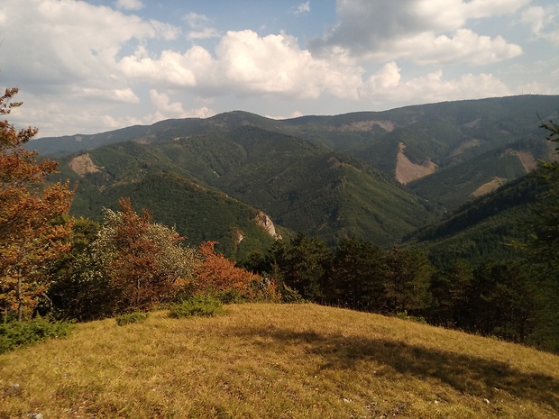 vrch Minčol 1364 m.n.m. a Dedošová skala pod vrchom Skalnatá 1126 m.n.m. z vrchu Čipčie 920 m.n.m.