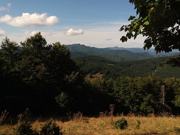 vrch Kľak 1352 m.n.m. z vrchu Hnilická Kýčera 1218 m.n.m.