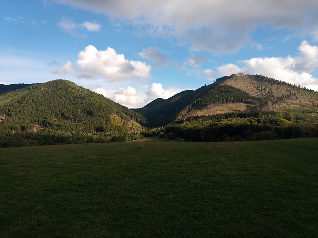 vľavo vrch Kozol 1119 m.n.m. v strede Mylný Grúň 1010 m.n.m. a vpravo vrch Žiar 1020 m.n.m. od Medzihorskej doliny