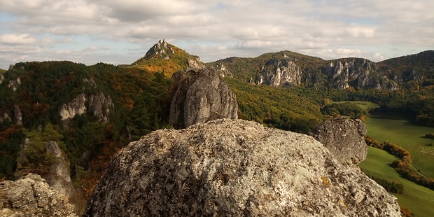 NPR Súľovské skaly - vrch Brada 814 m.n.m. a Roháč 803 m.n.m. z hradu Súľov