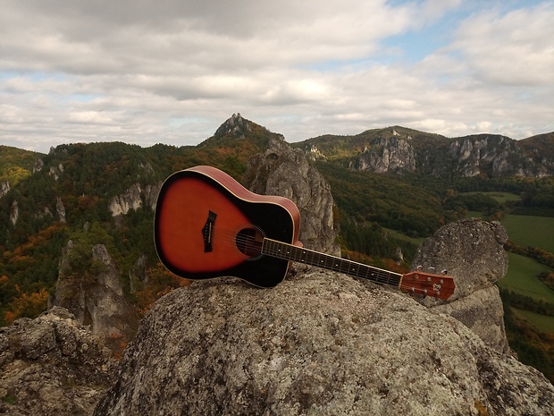 NPR Súľovské skaly - vrch Brada 814 m.n.m. z hradu Súľov a gitárka